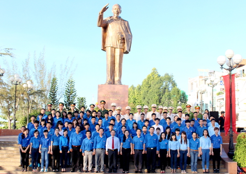Đoàn viên thanh niên và 50 tập thể, cá nhân chụp ảnh lưu niệm tại tượng đài Bác Hồ, bến Ninh Kiều